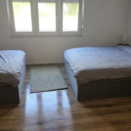 Apartment Spacious Bedroom For 8 People